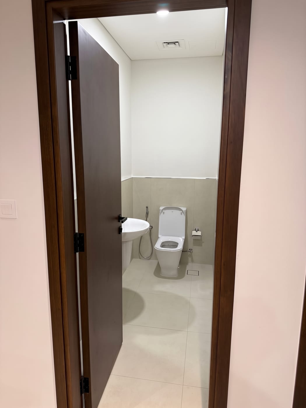 Guest bathroom, Empty room