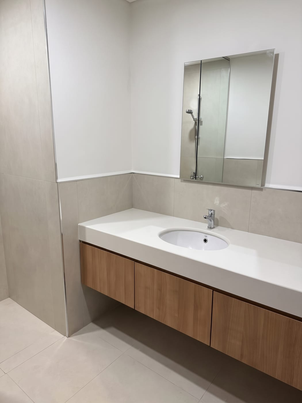 Ensuite, Empty room
